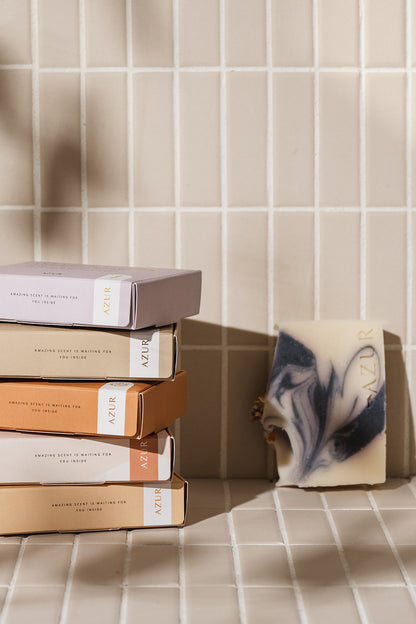 Naturseifen von Azur Natural Bodycare - Stapel mit verschiednen Seifenpackungen