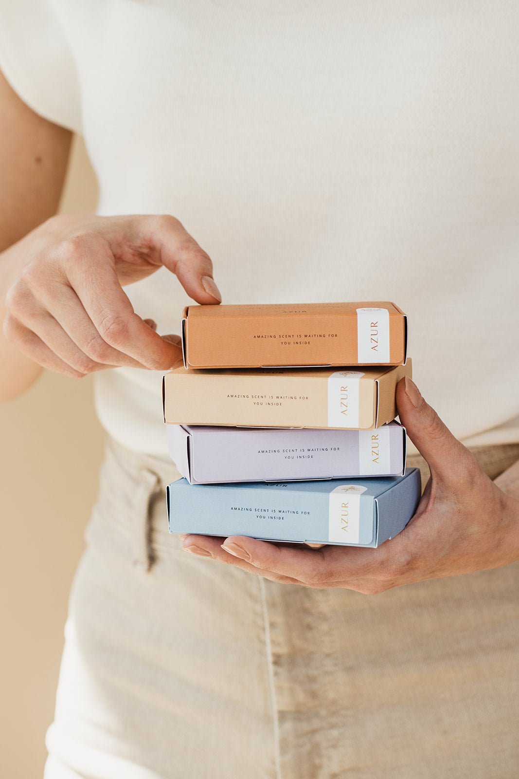 Verschiedene Seifen von Azur Natural Bodycare, gestapelt – bunte Auswahl für jeden Hauttyp