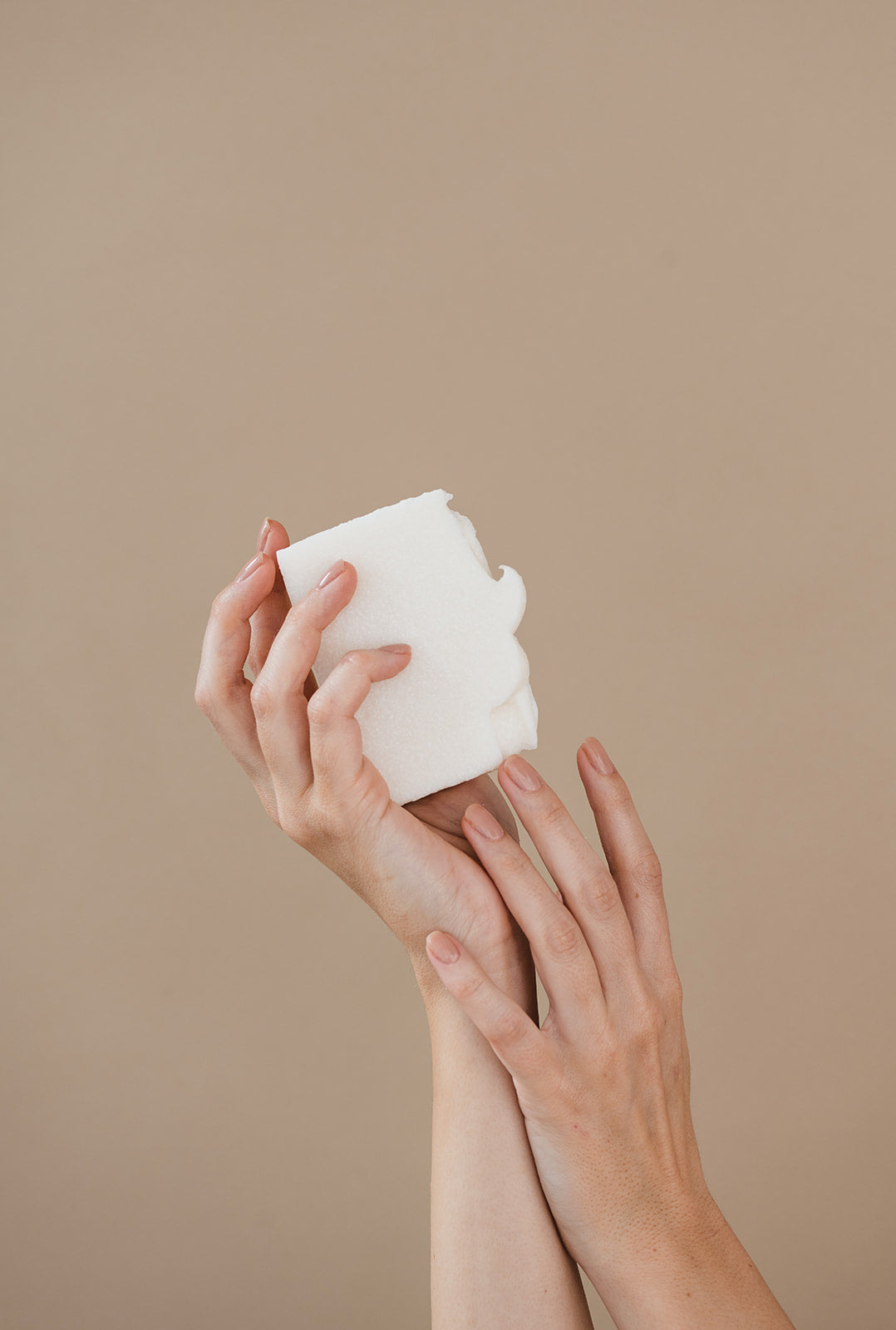 Naturseife „Most Sensitive“ von Azur Natural Bodycare – in Hand präsentiert