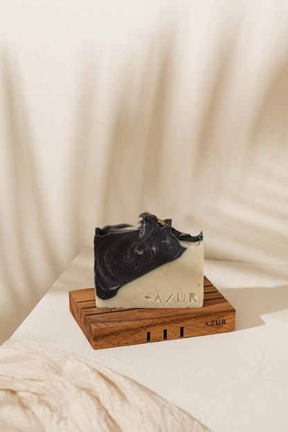 Handgemachte Seife „Wild Woods“ von Azur Natural Bodycare mit grüner Tonerde und Holzkohle