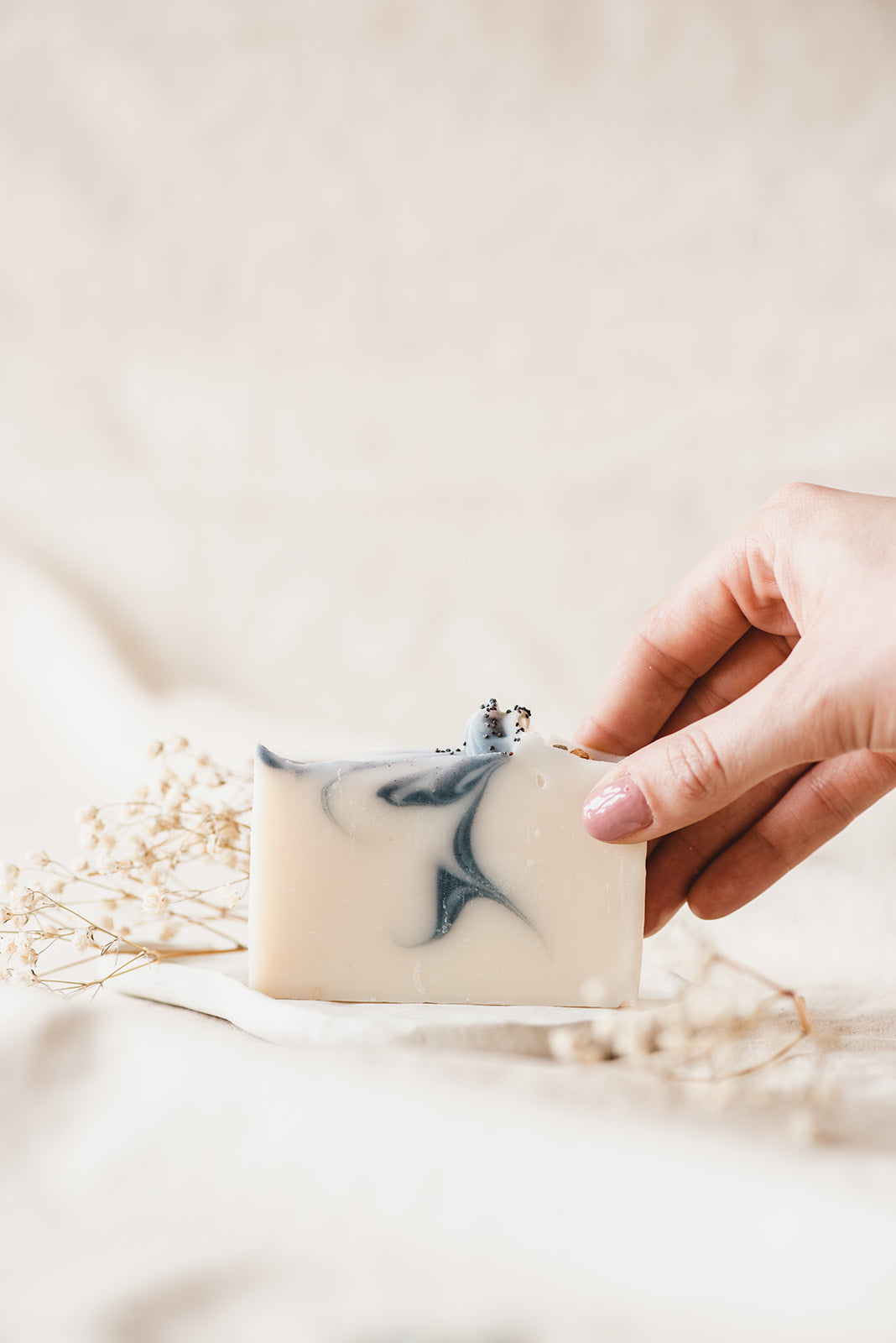 Naturseife Mighty Mint von Azur Natural Bodycare - Detailaufnahme, Seife wird in Hand gehalten