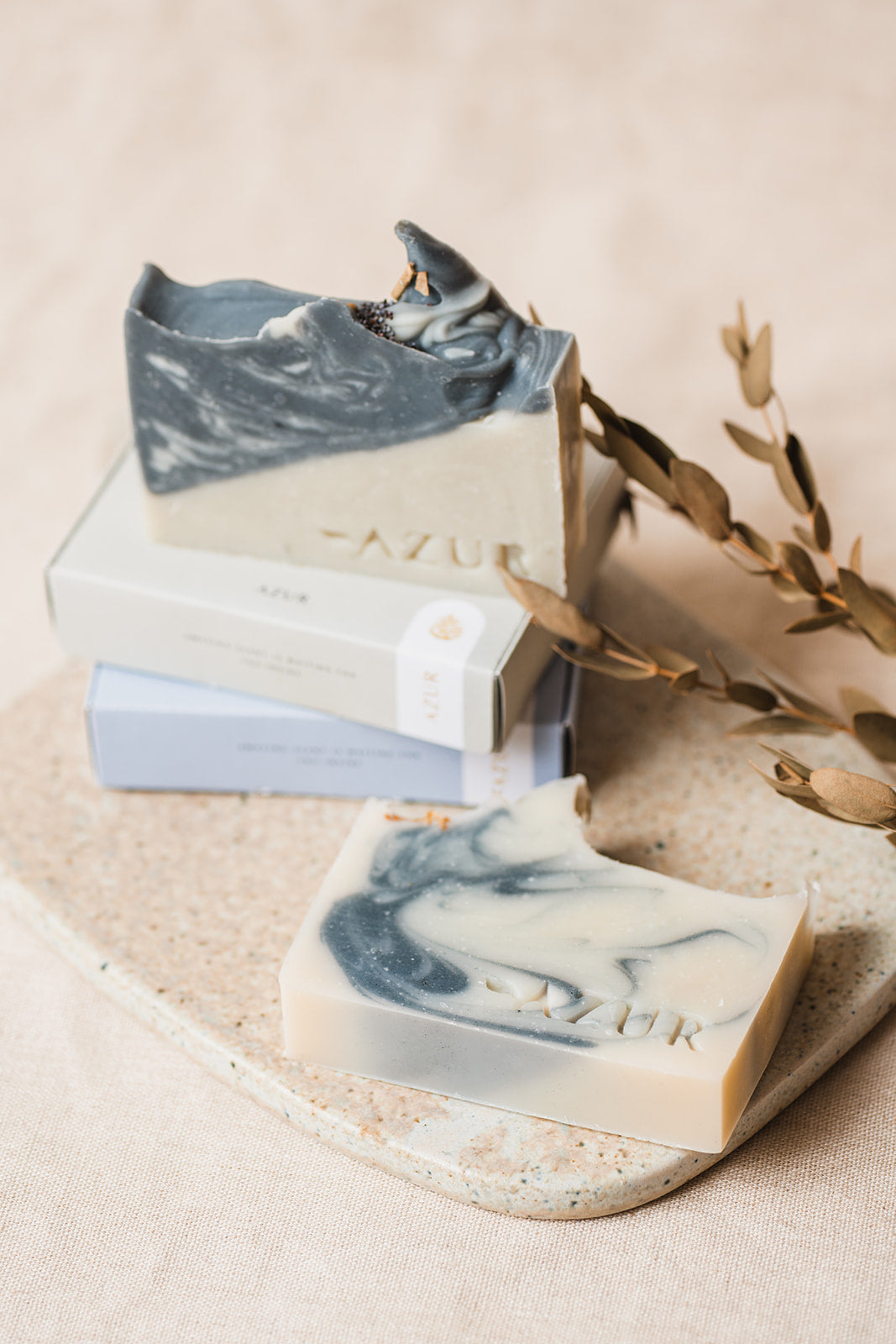 Naturseife Mighty Mint von Azur Natural Bodycare - Detailaufnahme, Seife wird mit Produktverpackung gezeigt