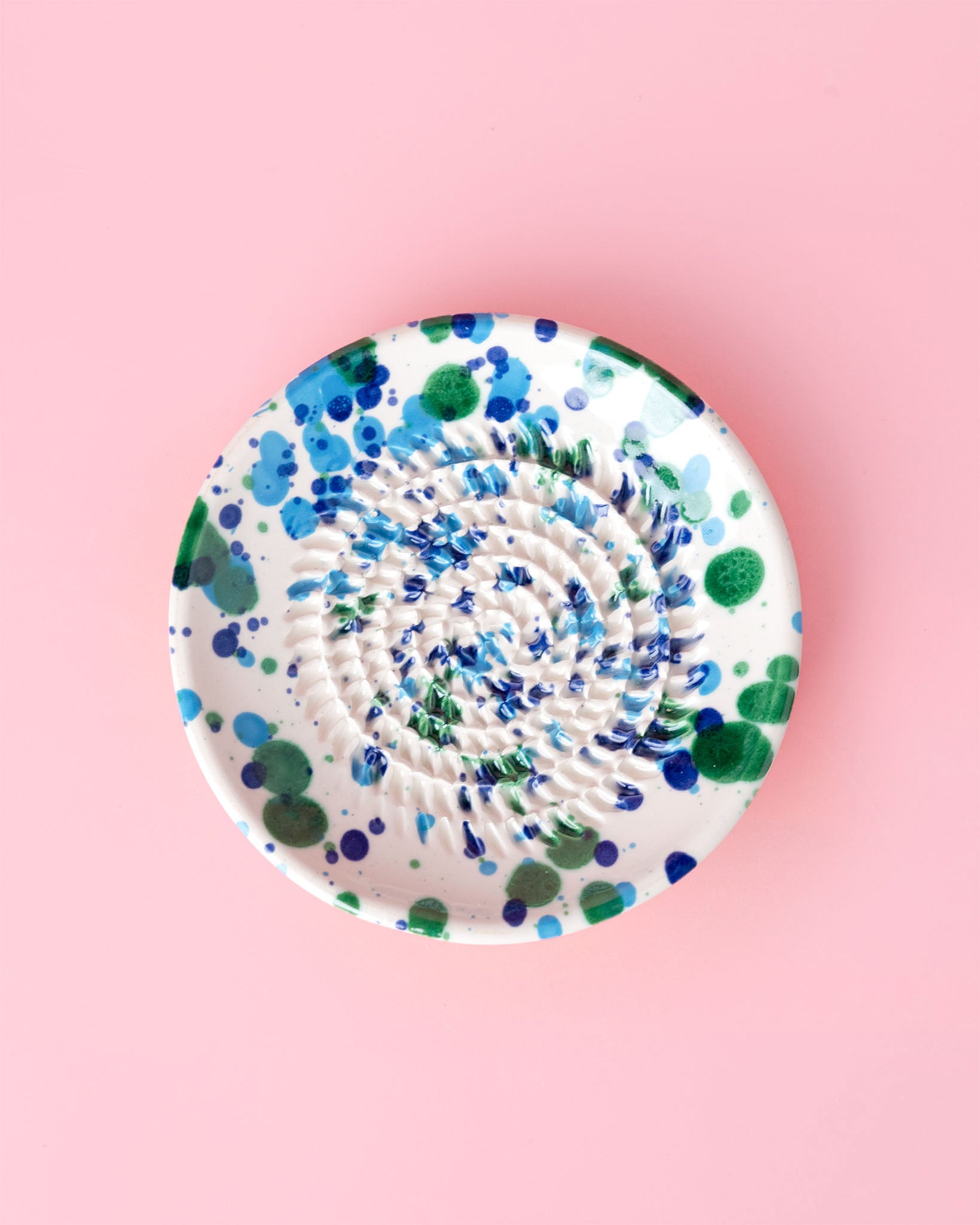 Kleine, handgefertige Keramikreibe mit blau, grünen Klecksen - Ideal zum Reiben von Knoblauch, Ingwer oder Schokolade. 