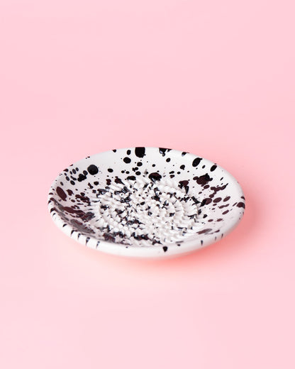 Kleine, handgefertige Keramikreibe mit schwarzen Klecksen - Praktisch, dekorativ und eine schöne Geschenkidee für Feinschmecker.