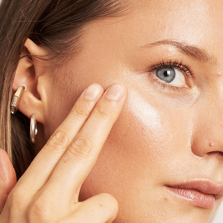 Highlighter Balm "Champagne Dew" von Pure U. - Anwednugn auf Wange, Lippen und Nase