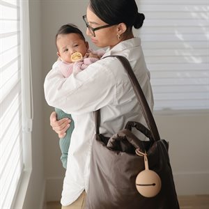 Schnullerhalter von Mushie, aus BPA-freiem Silikon – praktisch für unterwegs.