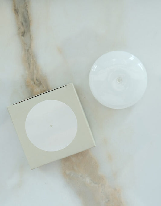 Die mundgeblasene Halterung für Räucherstäbchen in weiß - mit passender Box als Geschenk oder für dich.