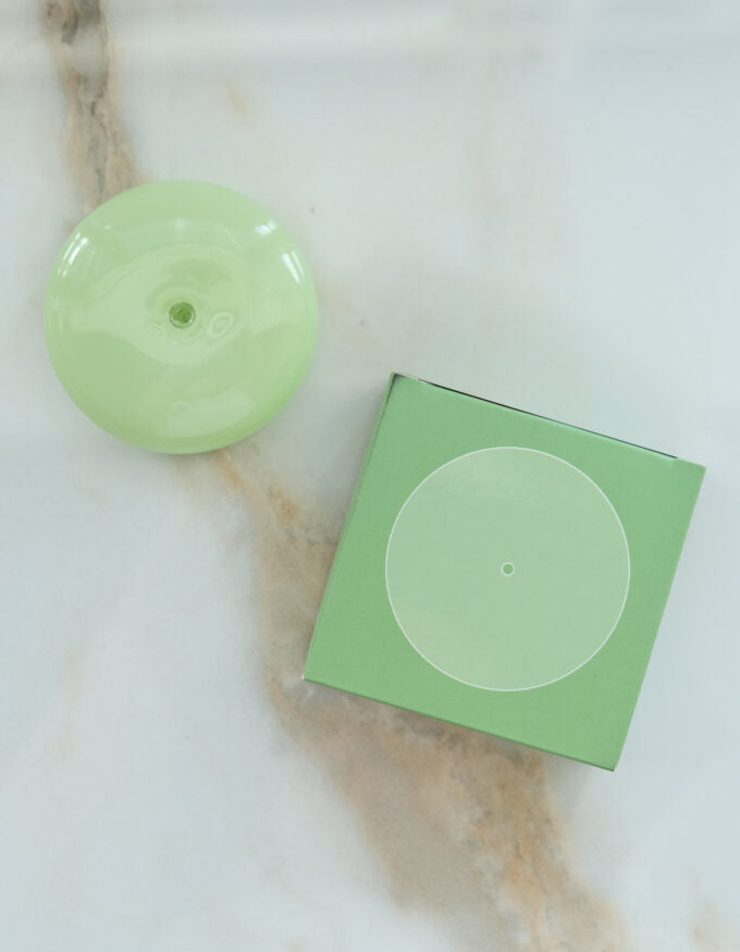 Die mundgeblasene Halterung für Räucherstäbchen in jade  - strahlt simple Elganz aus und zeitglich extrem stylisch. 