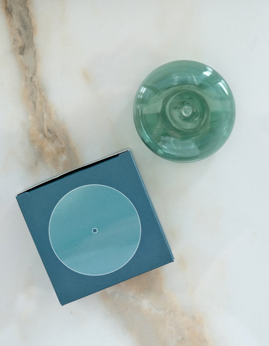 Die mundgeblasene Halterung für Räucherstäbchen in petrol  - strahlt simple Elganz aus und zeitglich extrem stylisch. 