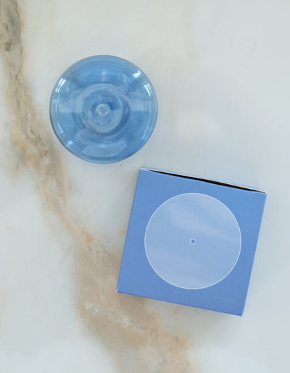 Die mundgeblasene Halterung für Räucherstäbchen in blau  - strahlt simple Elganz aus und zeitglich extrem stylisch. 