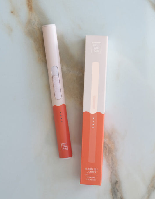 Flammenlose Feuerzeug "Poppy": Super stylisch & praktisch. Für ein sicheres Anzünden von Kerzen. Wiederaufladbar via USB. 