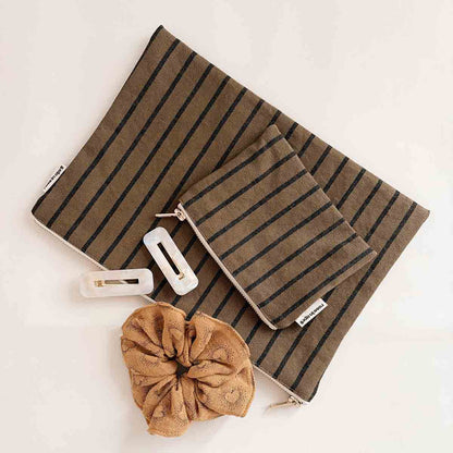 Clutch "Lili" in dünnen Streifen und olive von Rose in April: ideal für Dokumente, Tablet und Accessoires. 