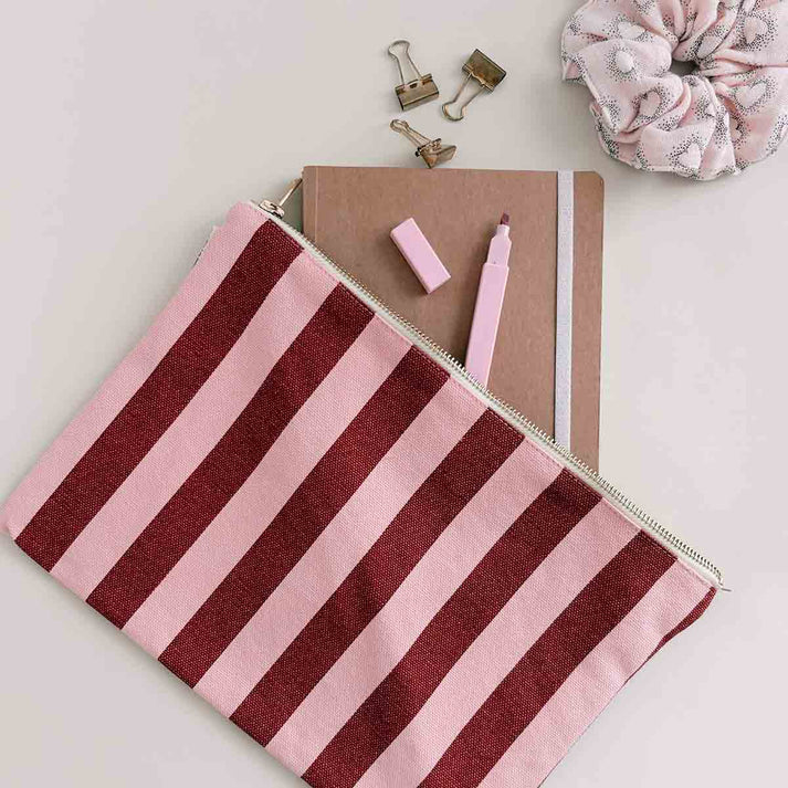 Clutch "Lili" mit Streifen in pink & bordeaux von Rose in April: ideal für Dokumente, Tablet und Accessoires. 