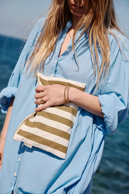 Clutch "Lili" mit olive-farbenden Streifen von Rose in April -  Ideal für Dokumente, Tablet& Accessoires. 