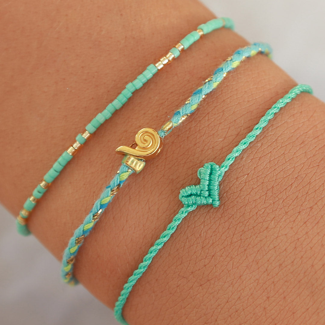 Durch den praktischen Schiebeknoten passt das Armband um jedes Handgelenk. 