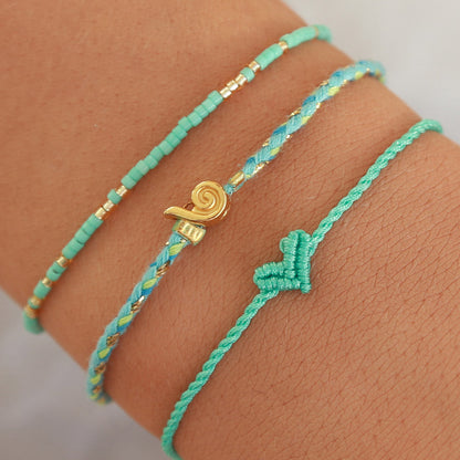 Durch den praktischen Schiebeknoten passt das Armband um jedes Handgelenk. 