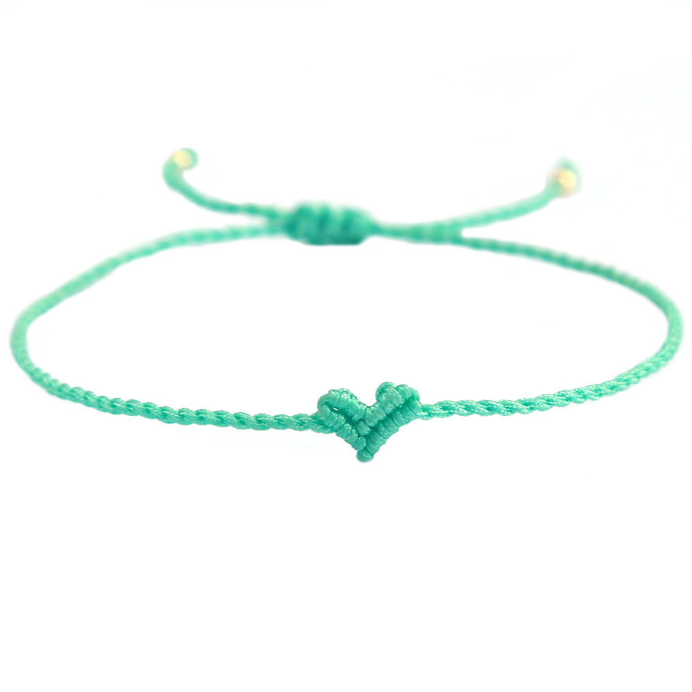 Armband mit geflochtenem Herz in türkis von Love Ibiza.. 