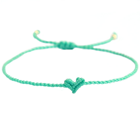 Armband mit geflochtenem Herz in türkis von Love Ibiza.. 