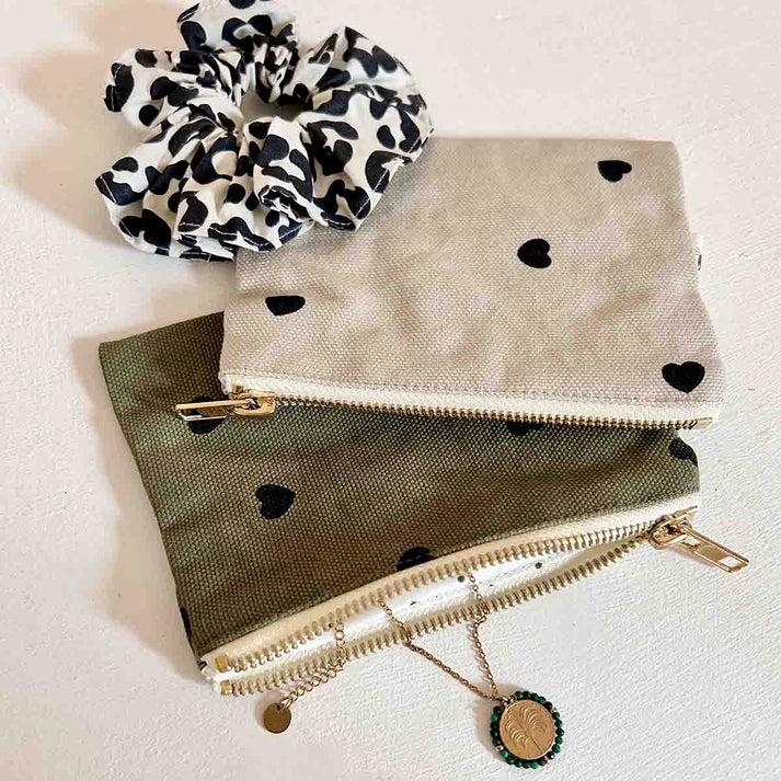 Tasche "Marie" in natur  und moosgrün mit Herzen von Rose in April – stylish & praktisch für Münzen & Schmuck.