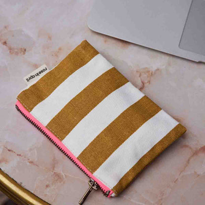 Tasche "Marie" in karamell von Rose in April – stylish & praktisch für Münzen & Schmuck. 