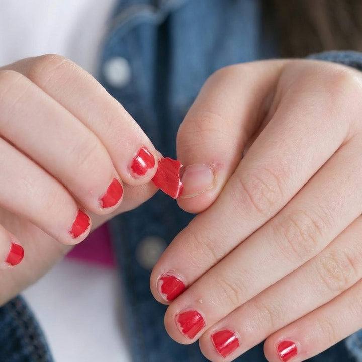 Kindernagellack „Poppy fields" im leuchtendem Rot von Miss Nella. Speziell für Kinder entwickelt und somit frei von chemischen Inhaltsstoffen.