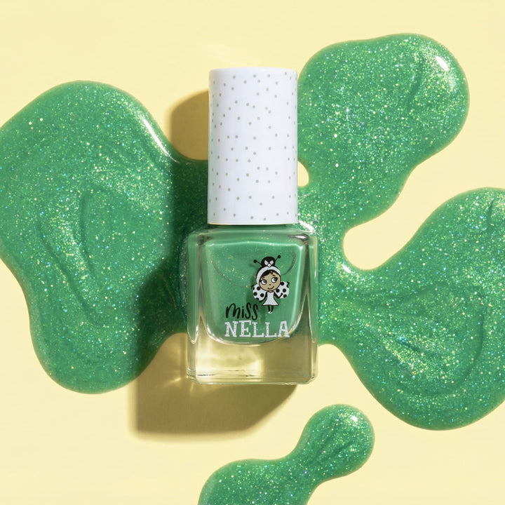 Kindernagellack „Kiss the frog“ im schimmernden Grün von Miss Nella. Peel-off Nagellack für Kinder: Speziell für Kinder entwickelt und somit frei von chemischen Inhaltsstoffen.