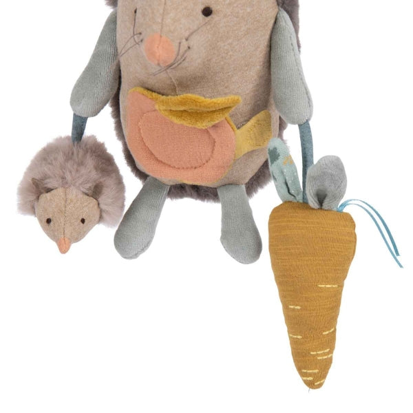 Activity Toy "Igel" von Moulin Roty - mit Rassel-Karotte, Quietsch-Igel und Spiegel-Apfel.