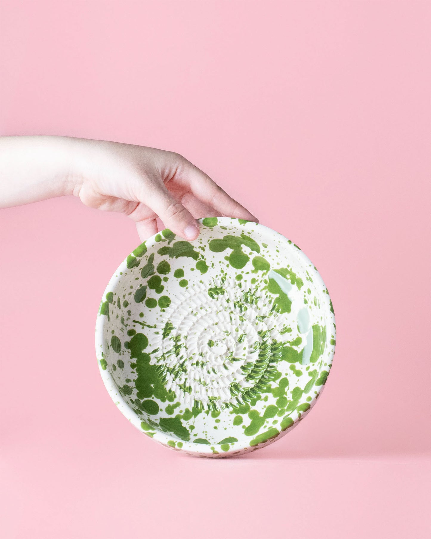 Handgefertigte Keramikreibe in moosgrün - ideal für Knoblauch, Ingwer oder Schokolade.