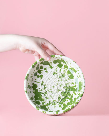Handgefertigte Keramikreibe in moosgrün - ideal für Knoblauch, Ingwer oder Schokolade.