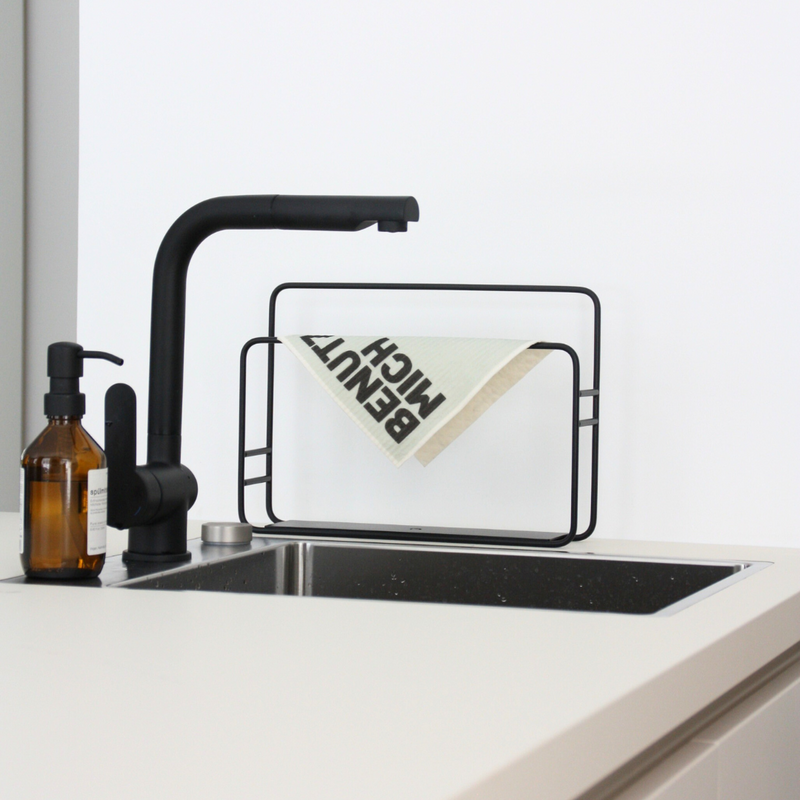 Schwammtuch"Benutz mich" von Herr & Frau Hempel - Präsnetiert an Küchenspüle