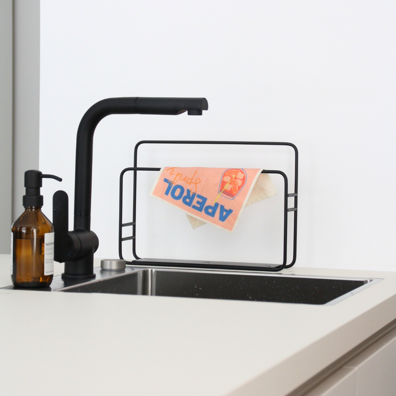 Schwammtuch Aperol Spritz von Herr & Frau Hempel - Präsentation an Küchenspüle