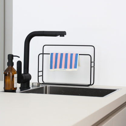 Schwammtuch "Streifen in blau, rosa" von Herr & Frau Hempel - Präsentiert an Küchenspüle