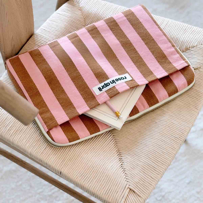 Laptophülle von Rose in April in rosa und karamellfarbenden Streifen: Innen ausreichend gepolstert, außen ein Fach für Notizbuch, Ladekabel & Co