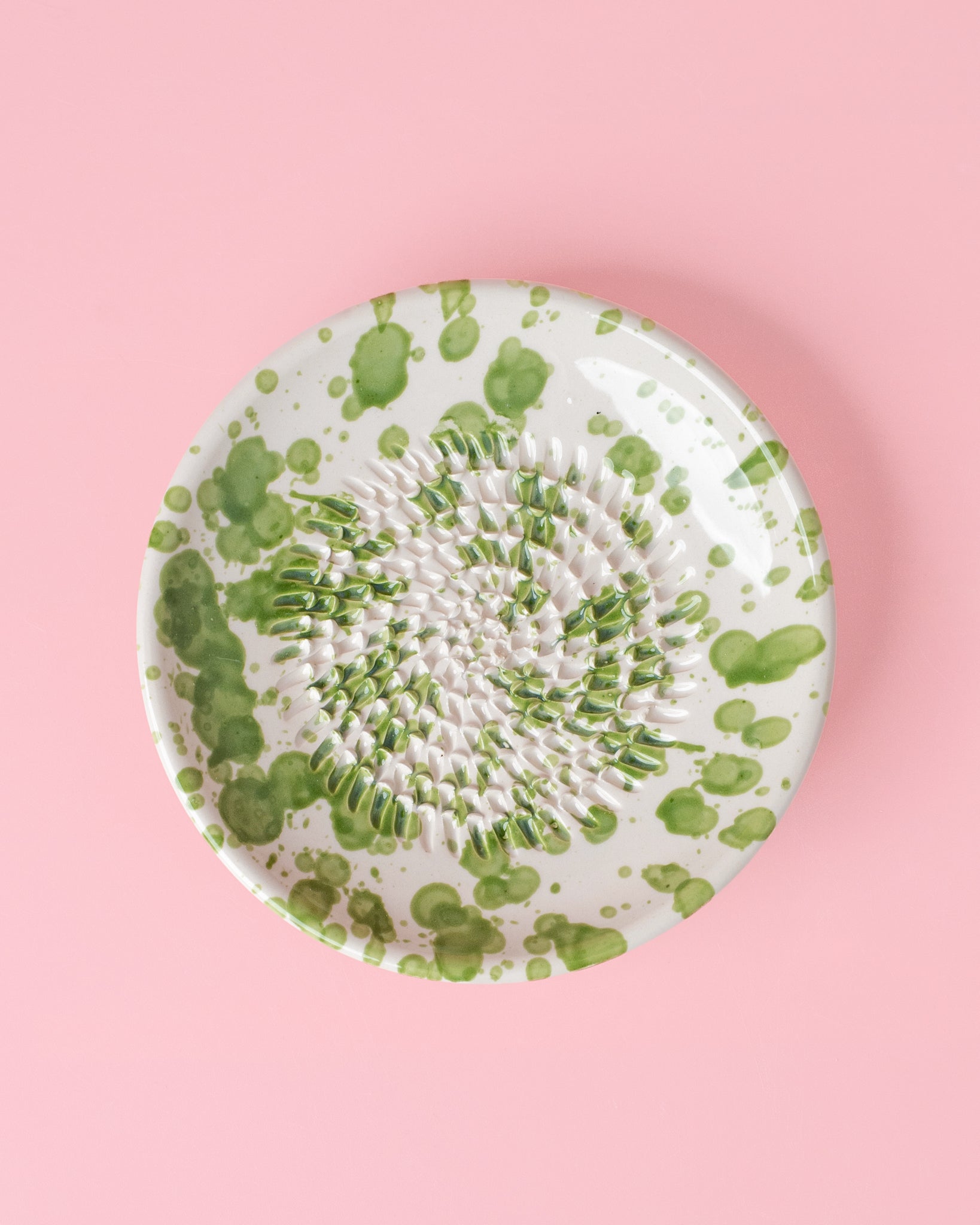 Kleine, handgefertige Keramikreibe mit moosgrünen Klecksen - Ideal zum Reiben von Knoblauch, Ingwer oder Schokolade. 