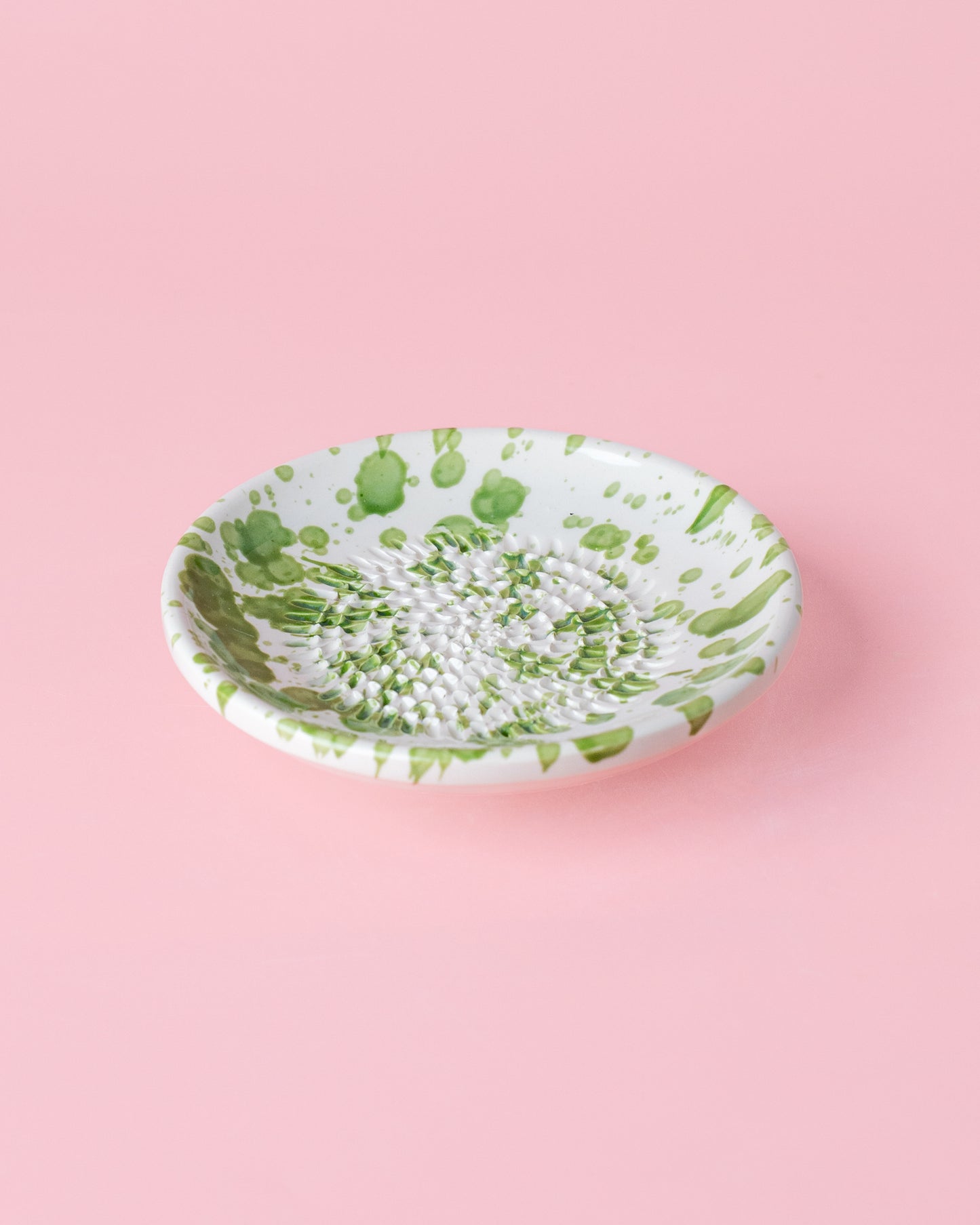 Kleine, handgefertige Keramikreibe mit moosgrünen Klecksen - Praktisch, dekorativ und eine schöne Geschenkidee für Feinschmecker.