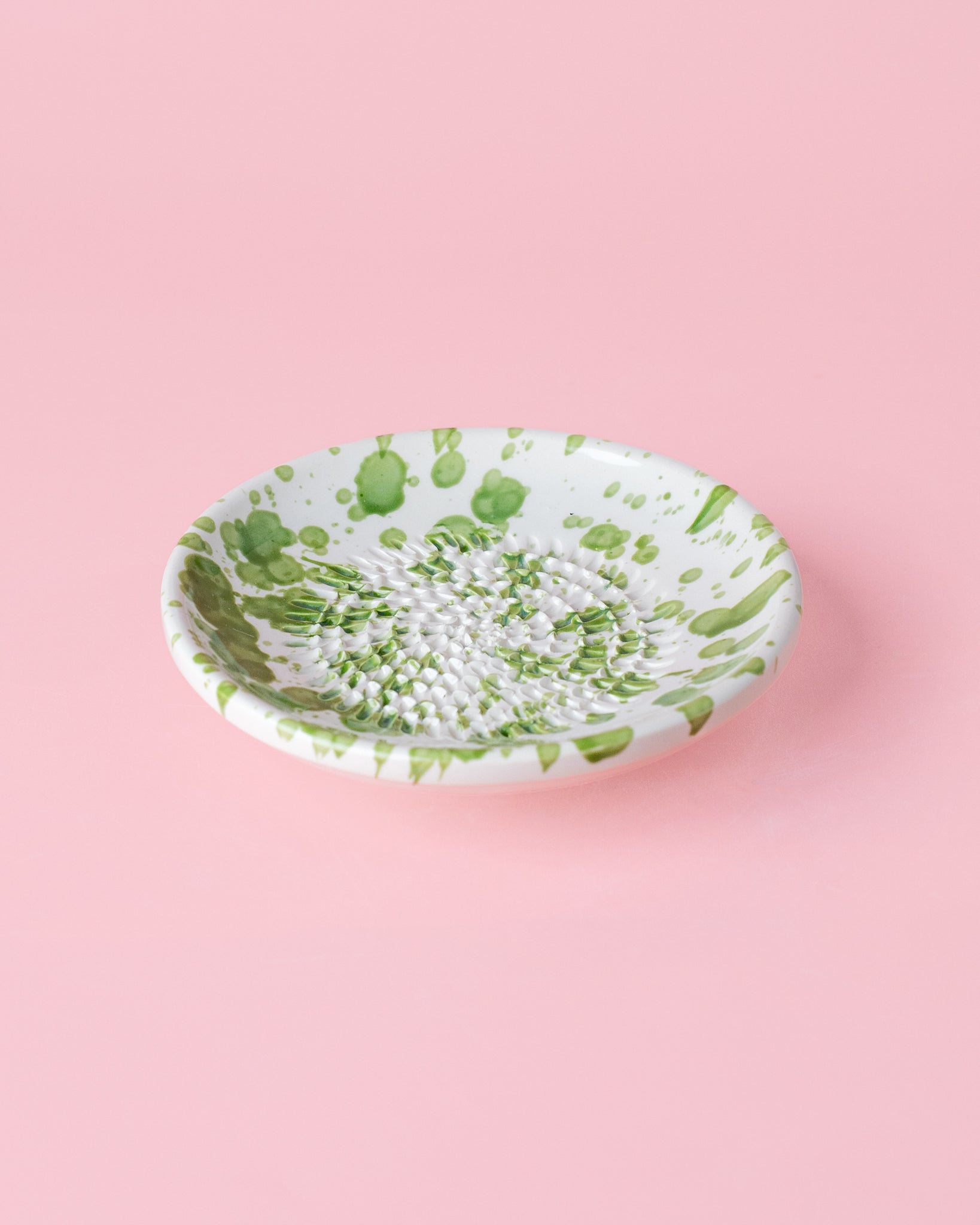 Kleine, handgefertige Keramikreibe mit moosgrünen Klecksen - Praktisch, dekorativ und eine schöne Geschenkidee für Feinschmecker.