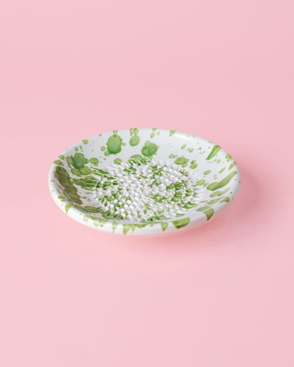 Kleine, handgefertige Keramikreibe mit moosgrünen Klecksen - Praktisch, dekorativ und eine schöne Geschenkidee für Feinschmecker.