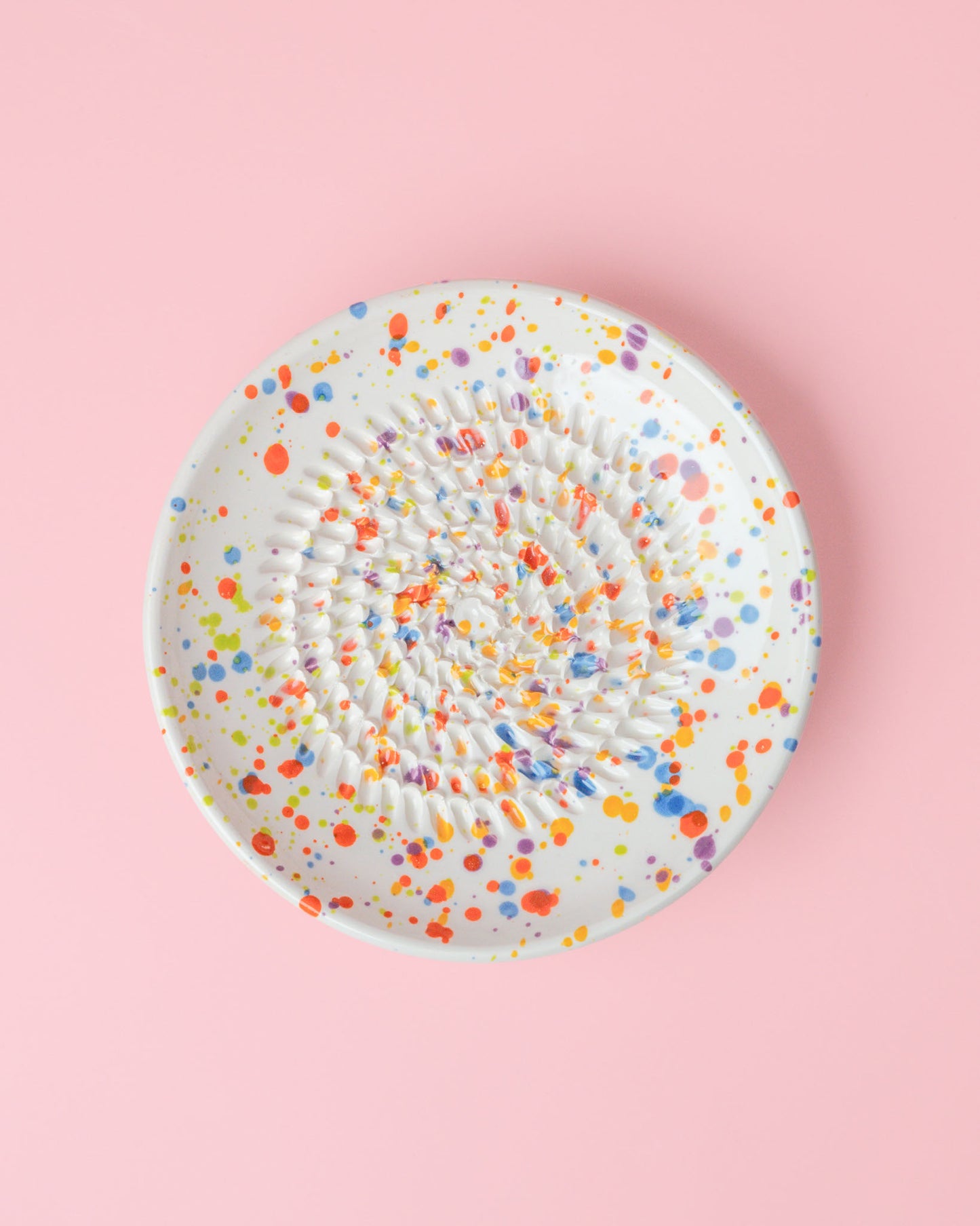 Kleine, handgefertige Keramikreibe mit buntem Konfetti Dekor - Ideal zum Reiben von Knoblauch, Ingwer oder Schokolade. 