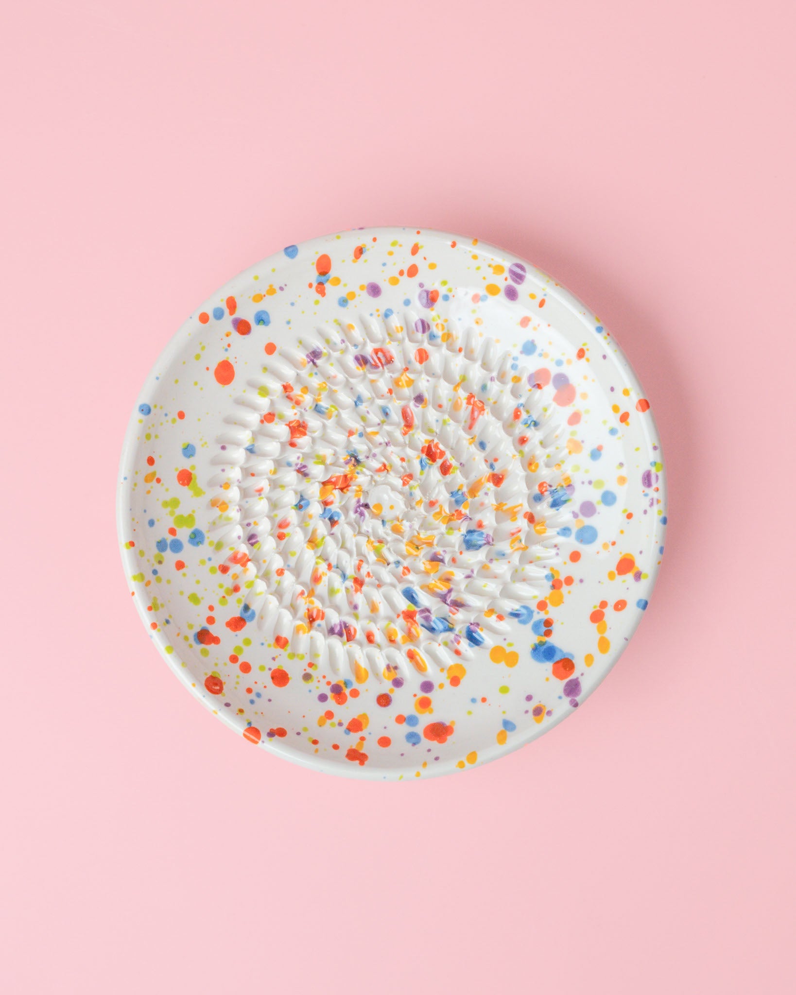 Kleine, handgefertige Keramikreibe mit buntem Konfetti Dekor - Ideal zum Reiben von Knoblauch, Ingwer oder Schokolade. 