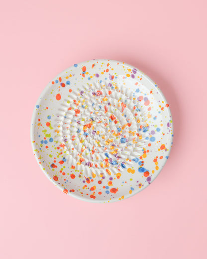 Kleine, handgefertige Keramikreibe mit buntem Konfetti Dekor - Ideal zum Reiben von Knoblauch, Ingwer oder Schokolade. 