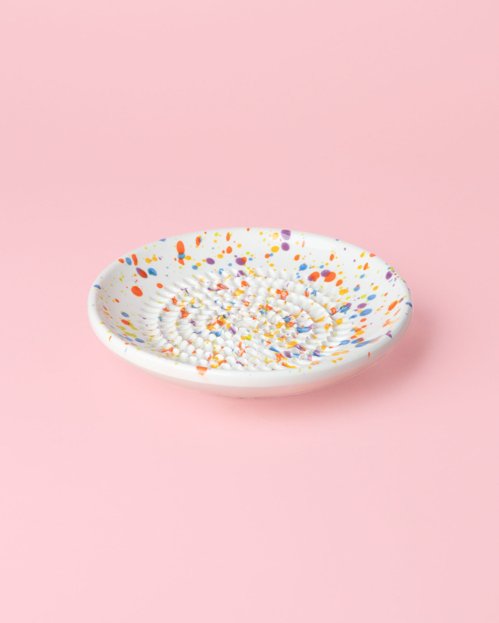 Kleine, handgefertige Keramikreibe mit buntem Konfetti Dekor - Praktisch, dekorativ und eine schöne Geschenkidee für Feinschmecker.