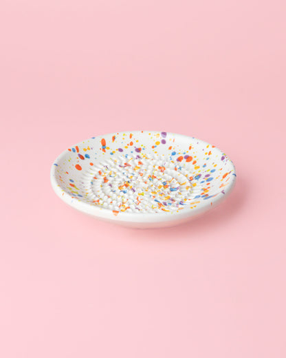 Kleine, handgefertige Keramikreibe mit buntem Konfetti Dekor - Praktisch, dekorativ und eine schöne Geschenkidee für Feinschmecker.