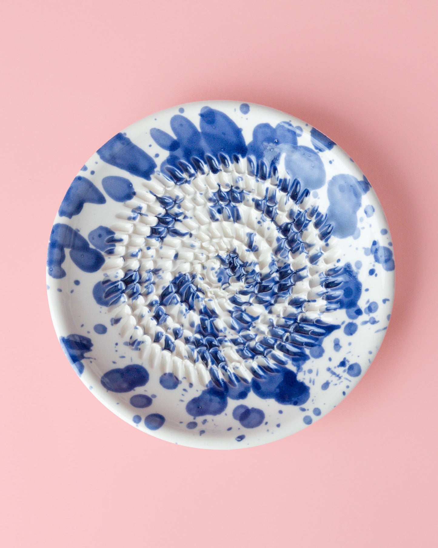 Kleine, handgefertige Keramikreibe mit blauen Klecksen - Praktisch, dekorativ und eine schöne Geschenkidee für Feinschmecker.