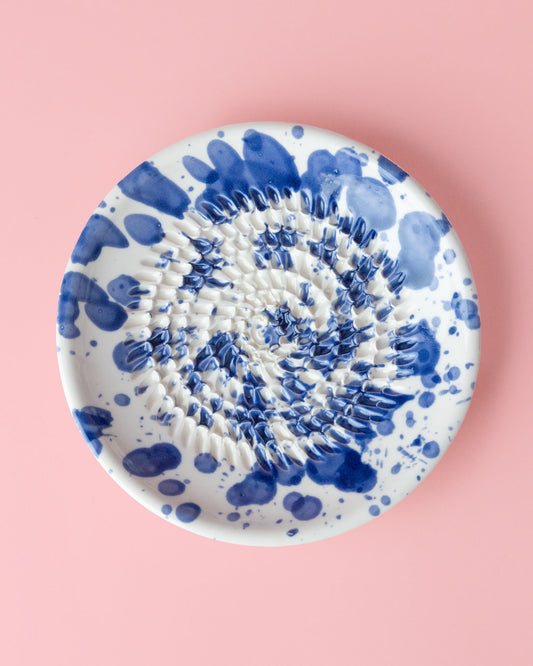 Kleine, handgefertige Keramikreibe mit blauen Klecksen - Praktisch, dekorativ und eine schöne Geschenkidee für Feinschmecker.