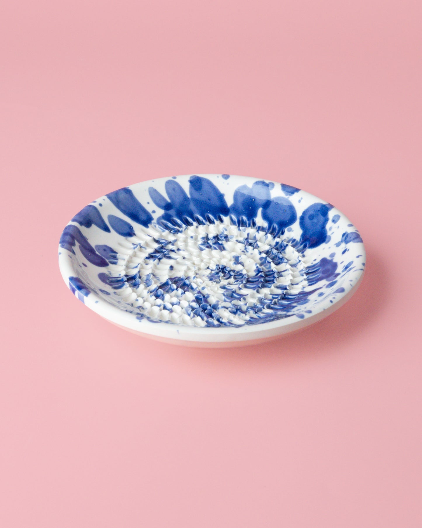 Kleine, handgefertige Keramikreibe mit blauen Klecksen - Praktisch, dekorativ und eine schöne Geschenkidee für Feinschmecker.