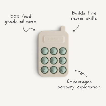 Press Toy "Smartphone" in cambridge blue von Mushie - BPA frei, lebensmittelechtes Silikon