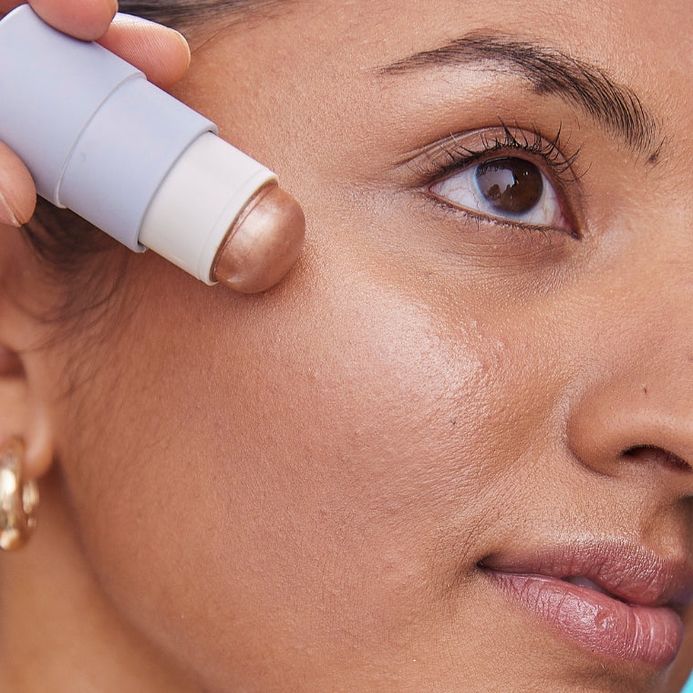 Highlighter Balm "Champagne Dew" von Pure U. - Anwendung auf Wange, Lippen und Nase