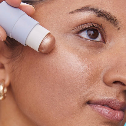 Highlighter Balm "Champagne Dew" von Pure U. - Anwendung auf Wange, Lippen und Nase