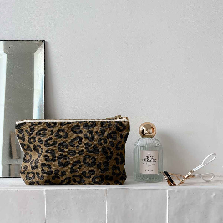 Tasche "Sofia" in leo Optik von Rose in April: Perfekt für Stifte, Notizbücher und Make-up. 