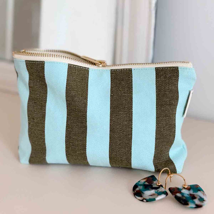 Tasche "Sofia" in olive und hellblauen Streifen von Rose in April - Perfekt für Stifte, Notizbücher und Make-up.